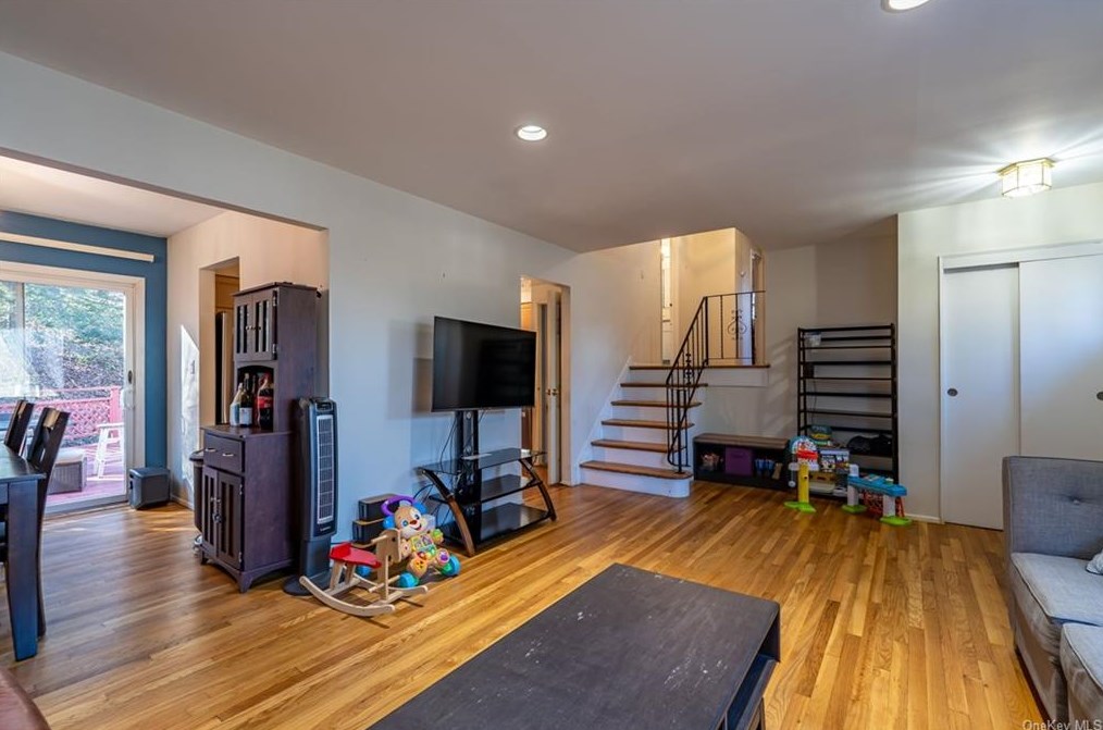 307 Alpine Dr, Cortlandt Manor NY  10567-1305 exterior