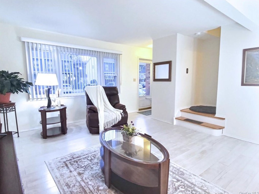 15 Gladys Dr, Chestnut Ridge NY  10977-6026 exterior