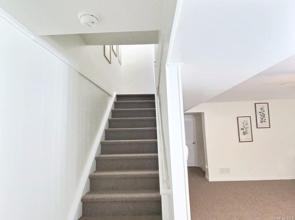 15 Gladys Dr, Chestnut Ridge NY  10977-6026 exterior