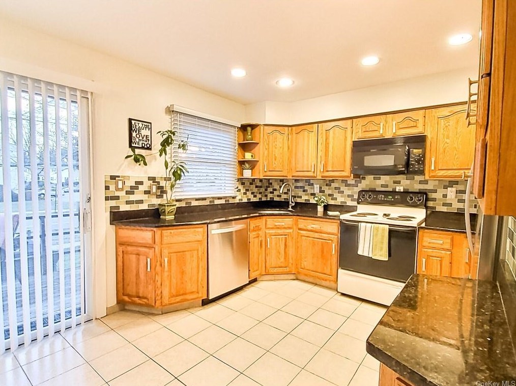 15 Gladys Dr, Chestnut Ridge NY  10977-6026 exterior