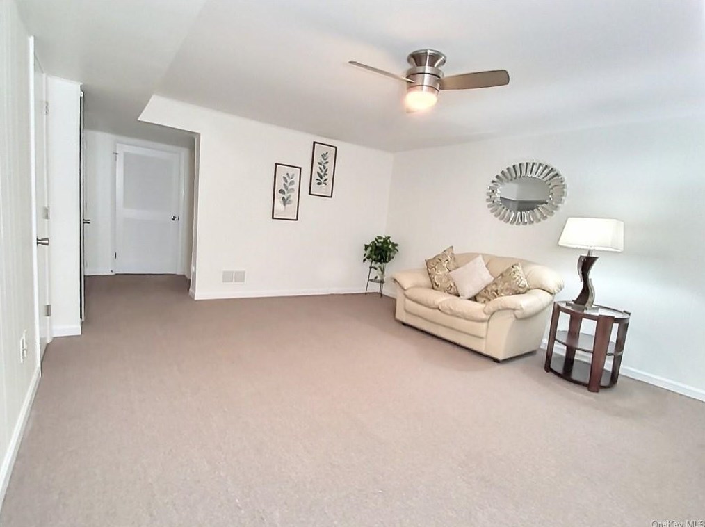 15 Gladys Dr, Chestnut Ridge NY  10977-6026 exterior