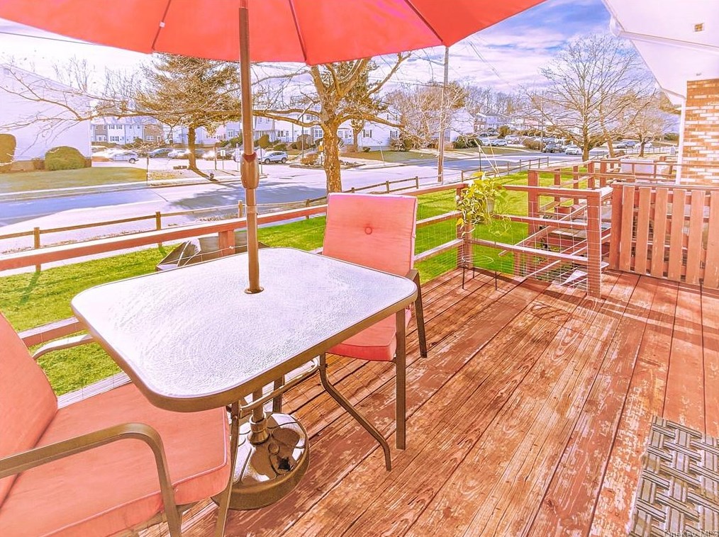 15 Gladys Dr, Chestnut Ridge NY  10977-6026 exterior