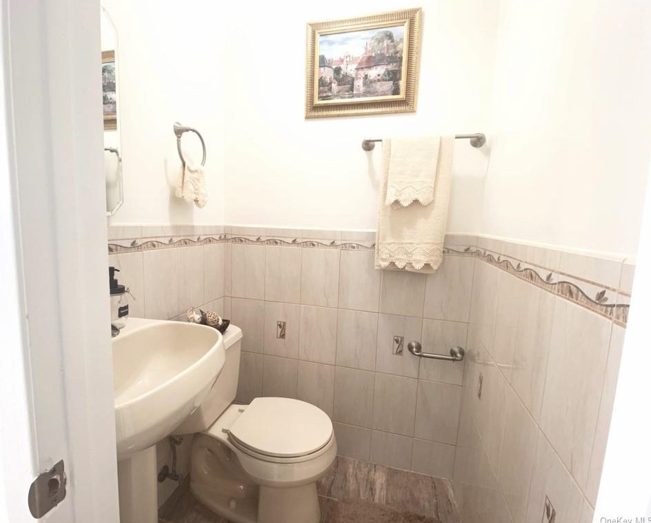 15 Gladys Dr, Chestnut Ridge NY  10977-6026 exterior