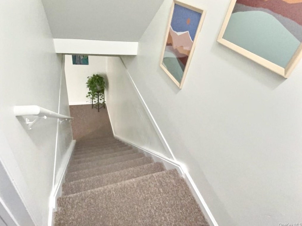 15 Gladys Dr, Chestnut Ridge NY  10977-6026 exterior