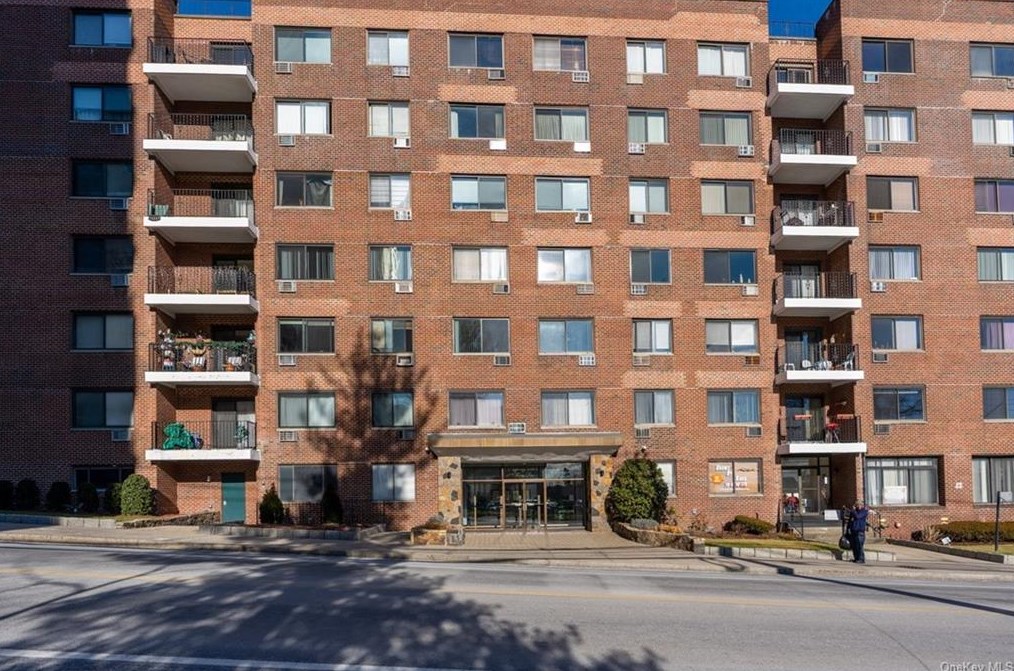 25 Lake St #2d, White Plains, NY 10603