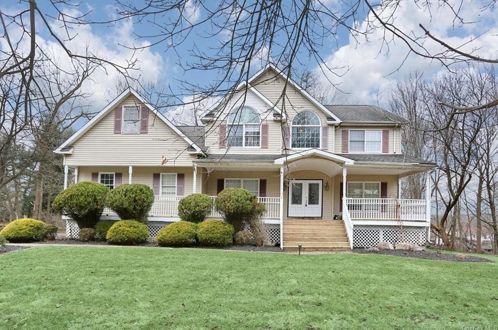 7 Forshay Rd, Chestnut Ridge, NY 10952