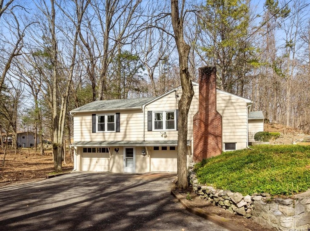 14 Wildwood Dr, Poughkeepsie, NY 12603-5828
