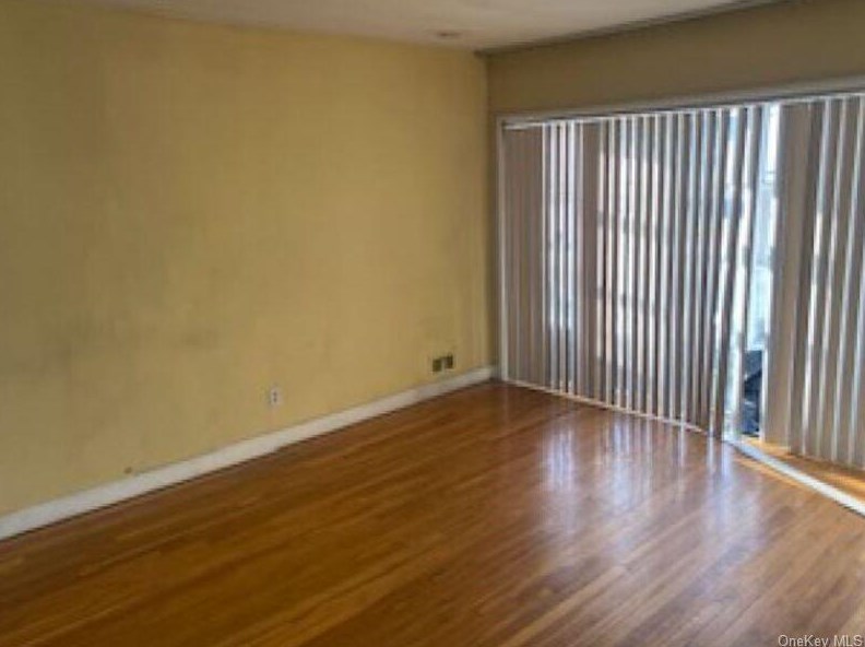 437 Clearmeadow Dr, Hempstead NY  11554-1224 exterior