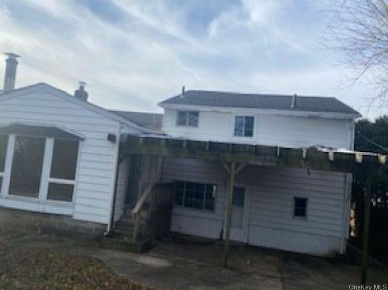 437 Clearmeadow Dr, Hempstead NY  11554-1224 exterior