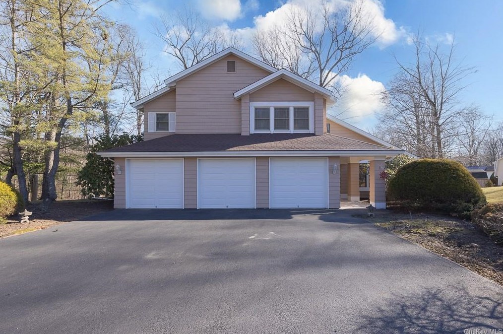 17 Peach St, Nanuet, NY 10954-3751