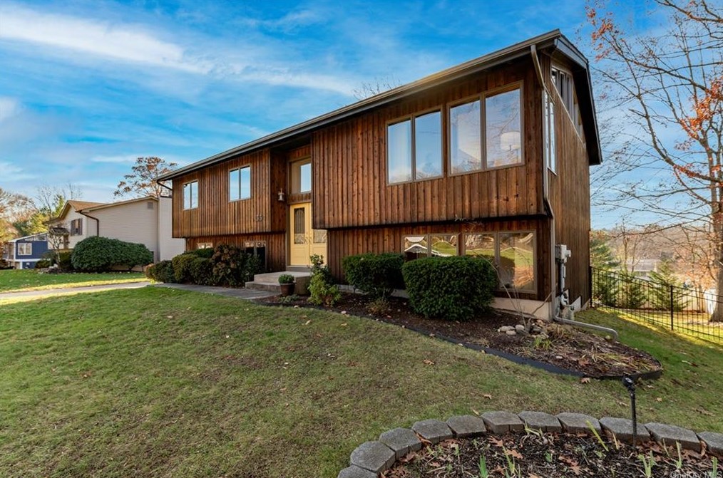 33 Peach St, Nanuet, NY 10954-3752