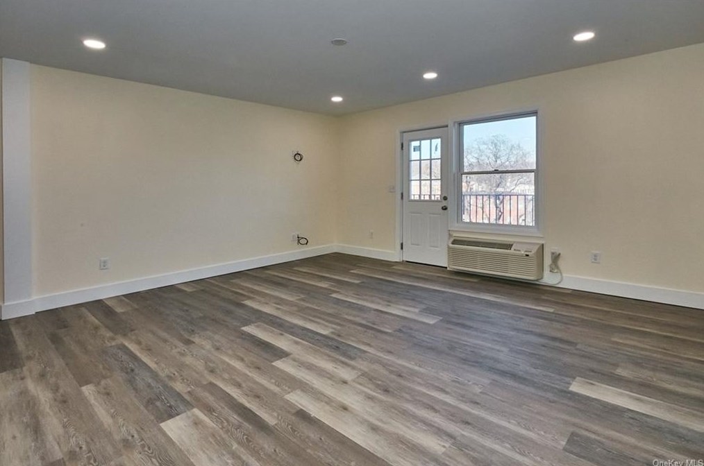 15 1st St #3, Warwick, NY 10990
