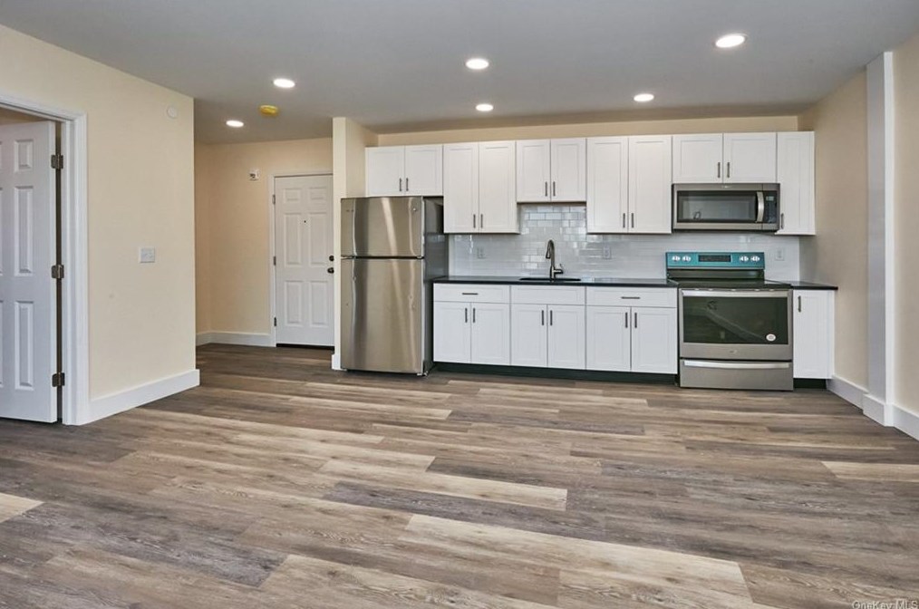 15 1st St #4, Warwick, NY 10990