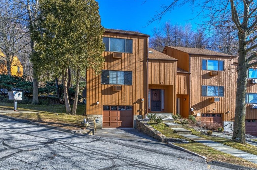 12 Lark Ln, Croton On Hudson, NY 10520-1523