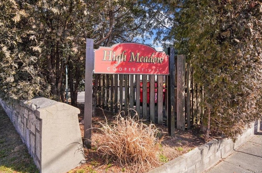 14 Charter Cir #14, Crotonville, NY 10562