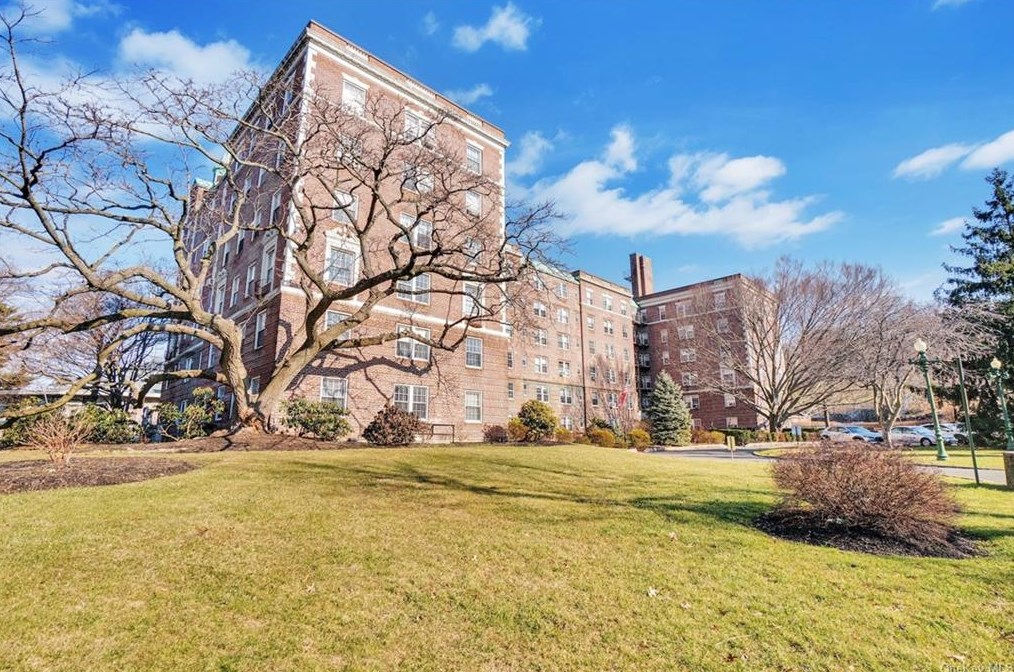 300 Broadway, North Tarrytown NY  10591-5317 exterior