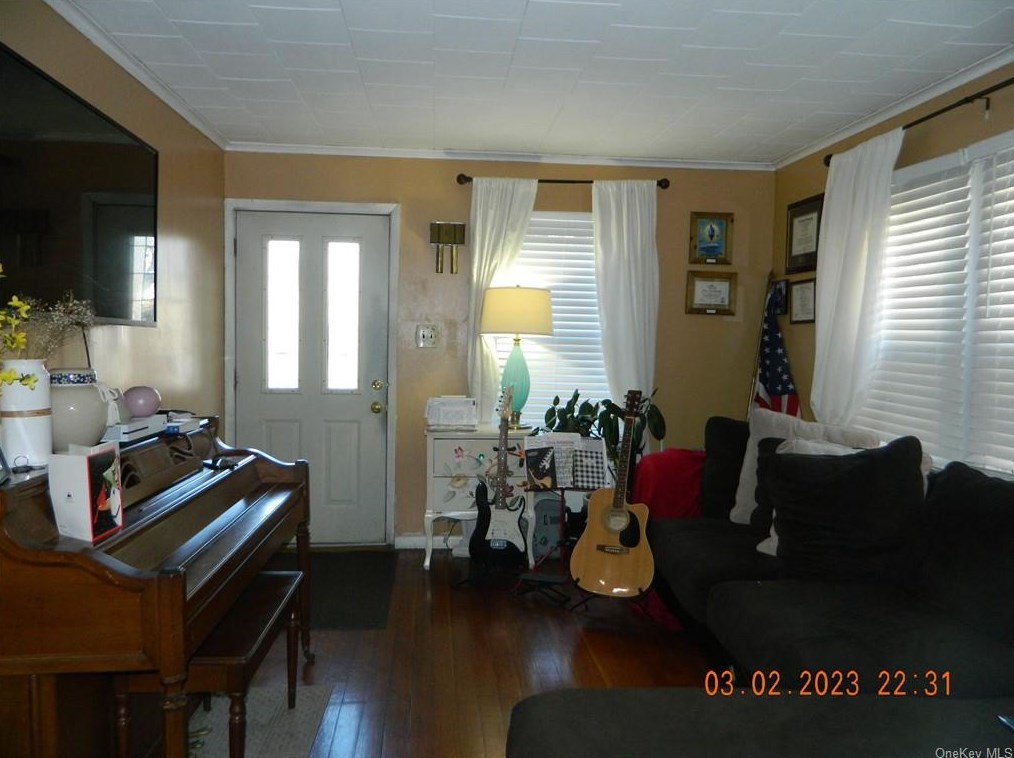 130 Ludlam Ave, Floral Park, NY 11003