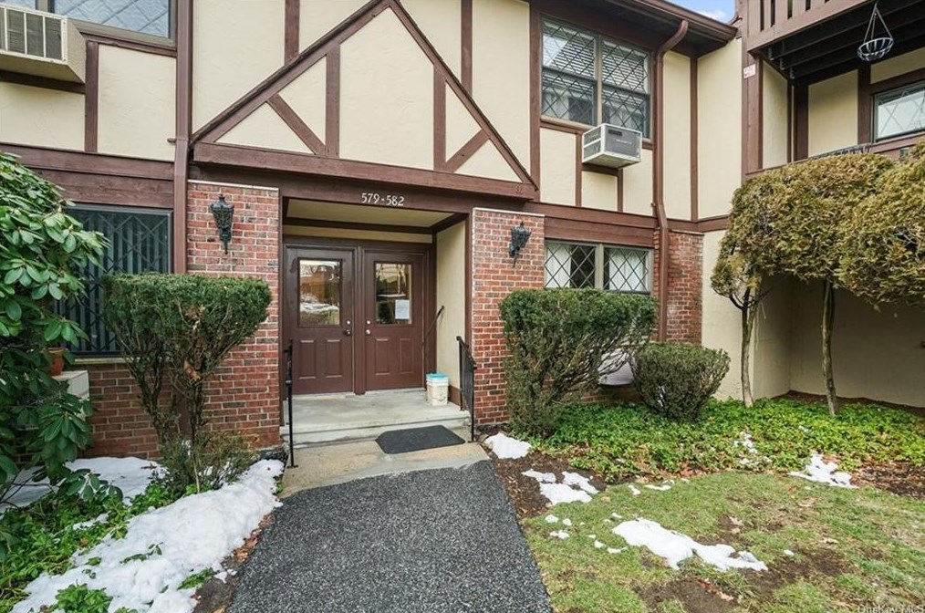 580 Sierra Vista Ln, Valley Cottage, NY 10989