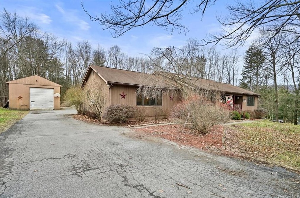 89 Hubbard Rd, Bloomingburg, NY 12721