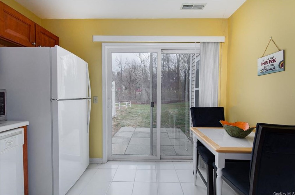 6 Rambling Brook Ln, Poughkeepsie NY  12601-5964 exterior