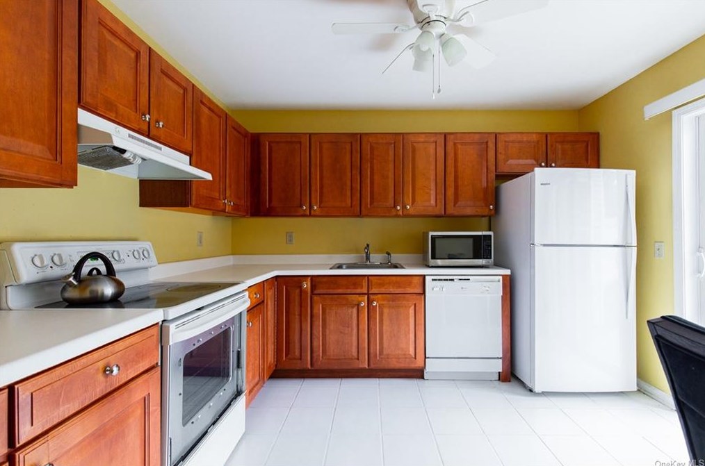 6 Rambling Brook Ln, Poughkeepsie, NY 12601