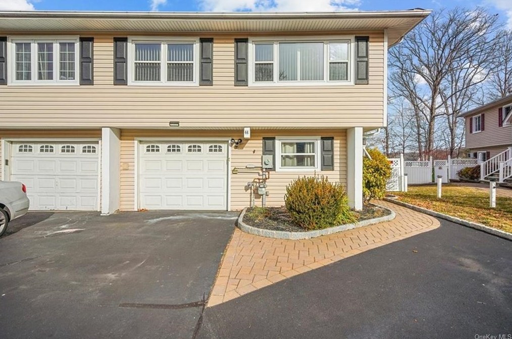 44 Phyllis Dr, Mount Ivy, NY 10970-2632