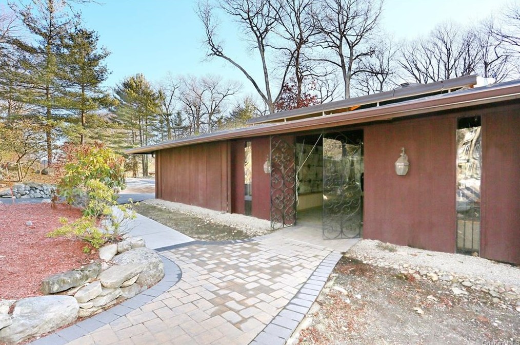 9 Aspen Ct, Mount Ivy, NY 10970
