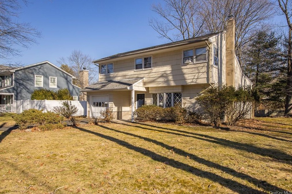 8 Meadows St, Chestnut Ridge, NY 10965-1909