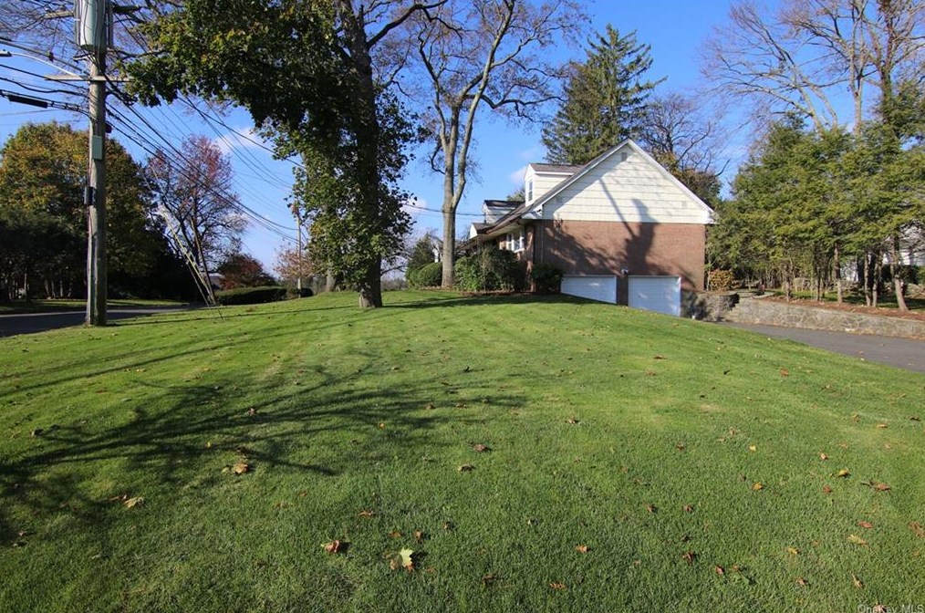 18 Berkley Dr, Rye Brook, NY 10573