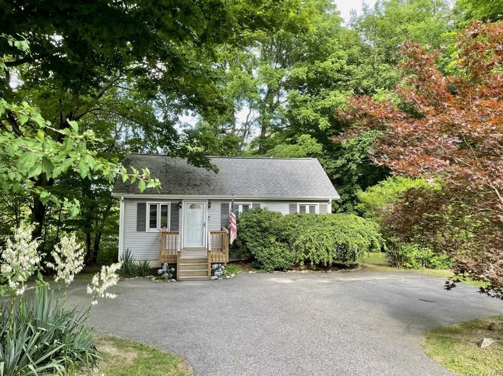 238 Tomahawk St, Yorktown Hgts, NY 10598
