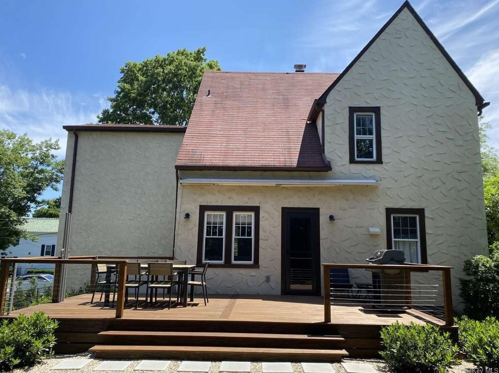 33 Central Dr, Yonkers, NY 10708-4603