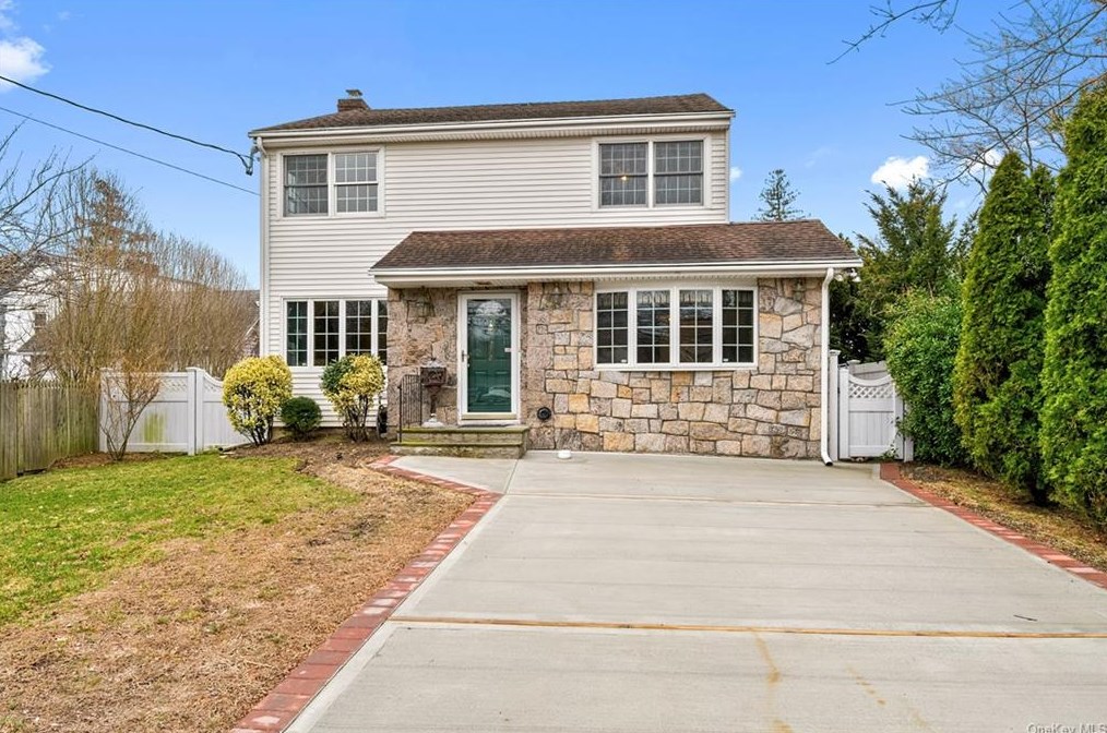 272 Rider Ave, Malverne, NY 11565-2103