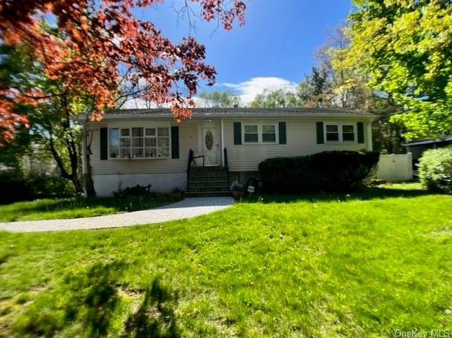 8 Edward Ln, Chestnut Ridge, NY 10977-4301