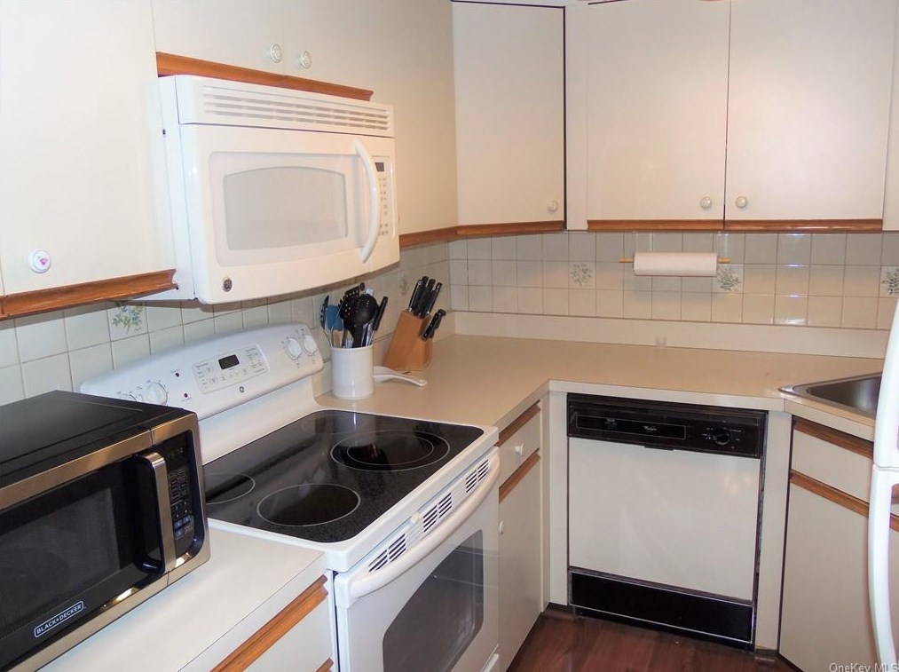 160 Carriage Ct #b, Yorktown Hgts, NY 10598