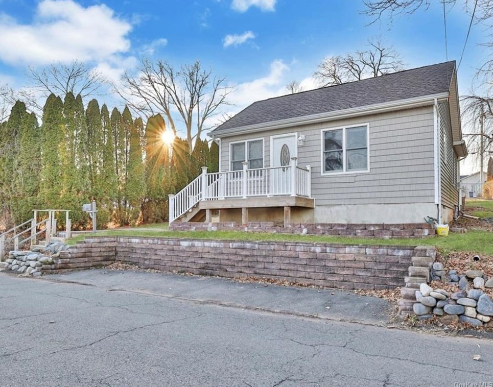 209 Conger Ave, Congers, NY 10920-2721
