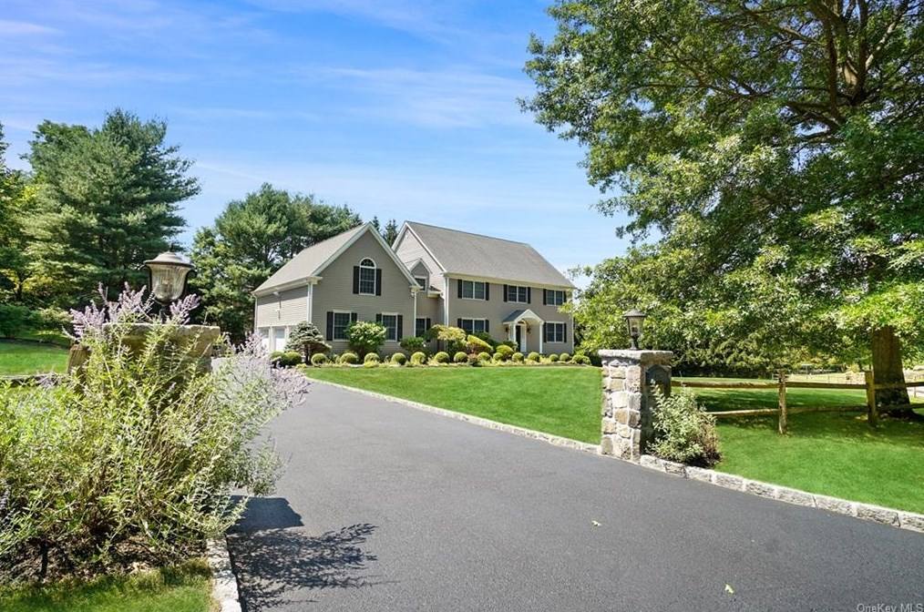 118 Random Farms Dr, Chappaqua, NY 10514