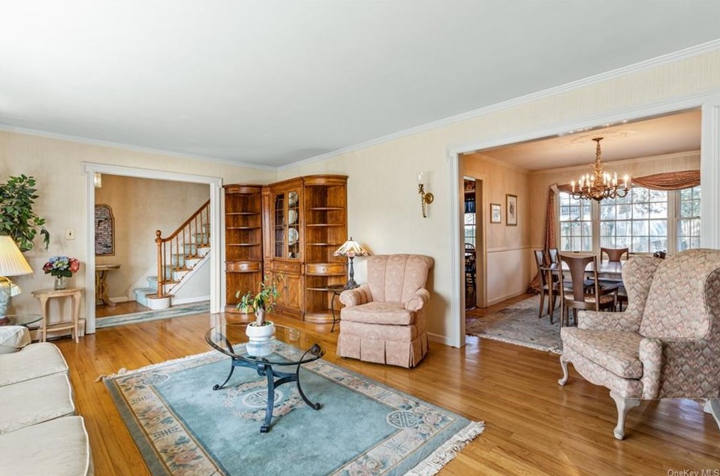 10 Tucker Ct, Huntington Station, NY 11747