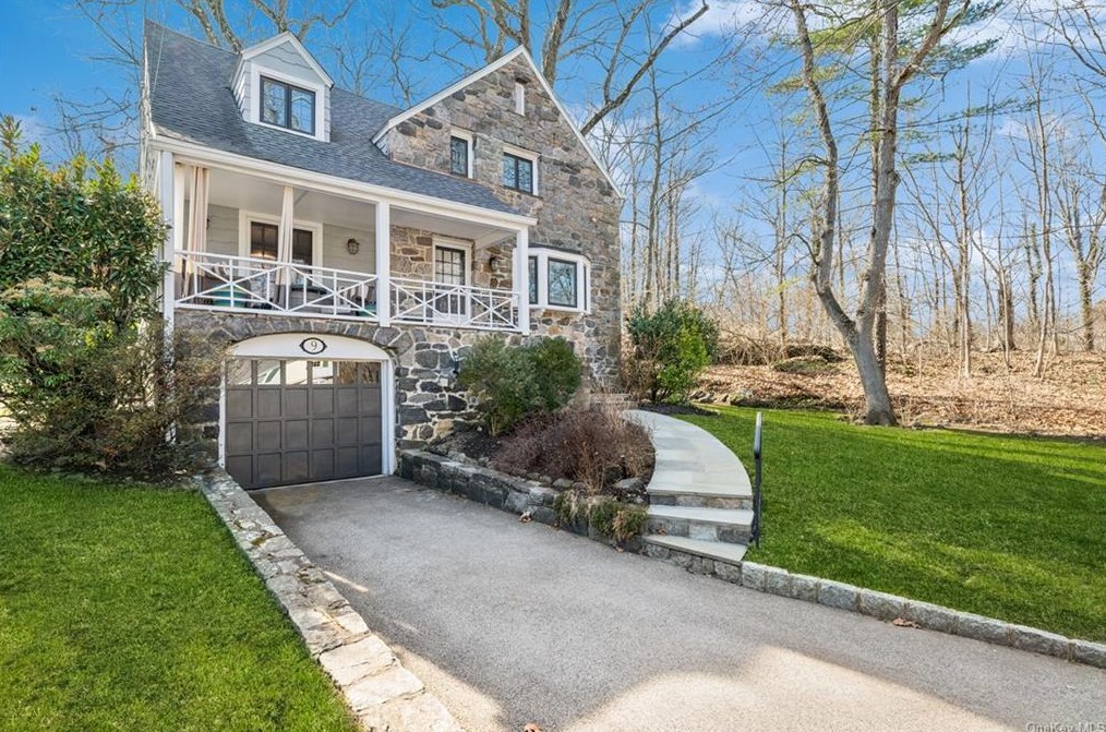 9 Woody Ln, Larchmont, NY 10538-1329