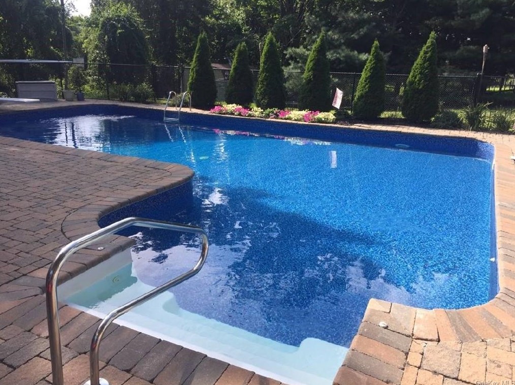 15 Spinnaker Ct, Monroe NY  10950-4479 exterior