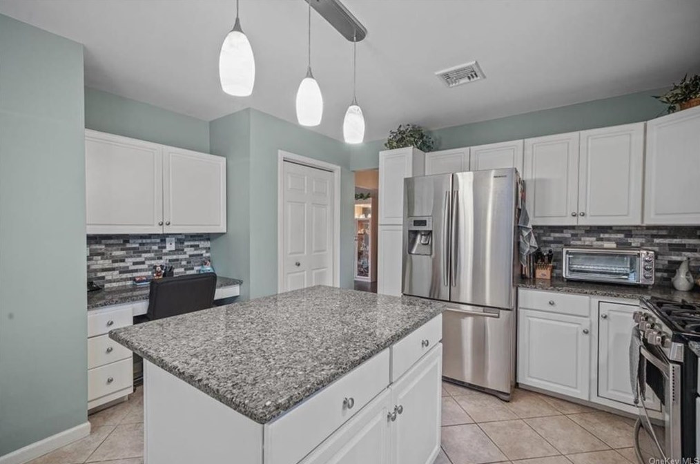 15 Spinnaker Ct, Monroe NY  10950-4479 exterior