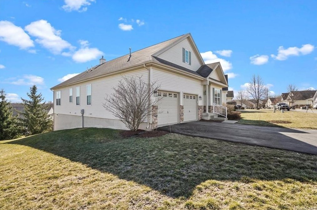 24 Sunflower St, Middletown, NY 10940