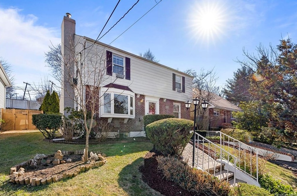 12 Sunset Dr, Yonkers, NY 10704-2706