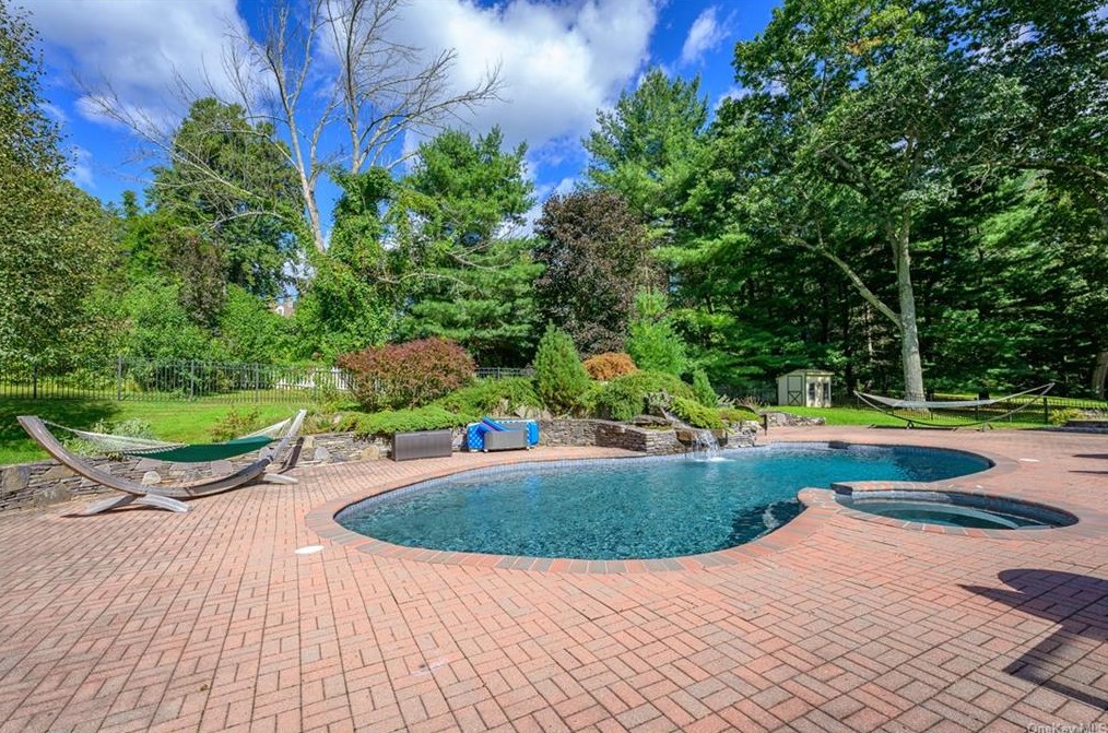 9 Waccabuc River Ln, Lewisboro, NY 10590