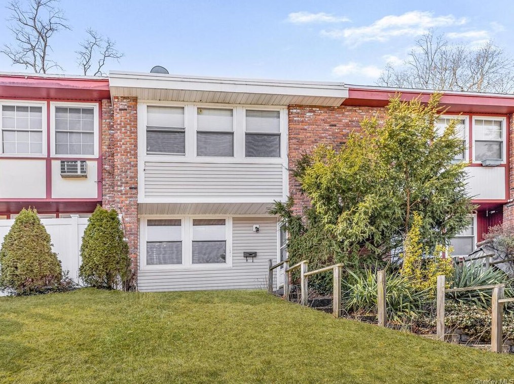 121 Rolling Way, Peekskill, NY 10566-2471