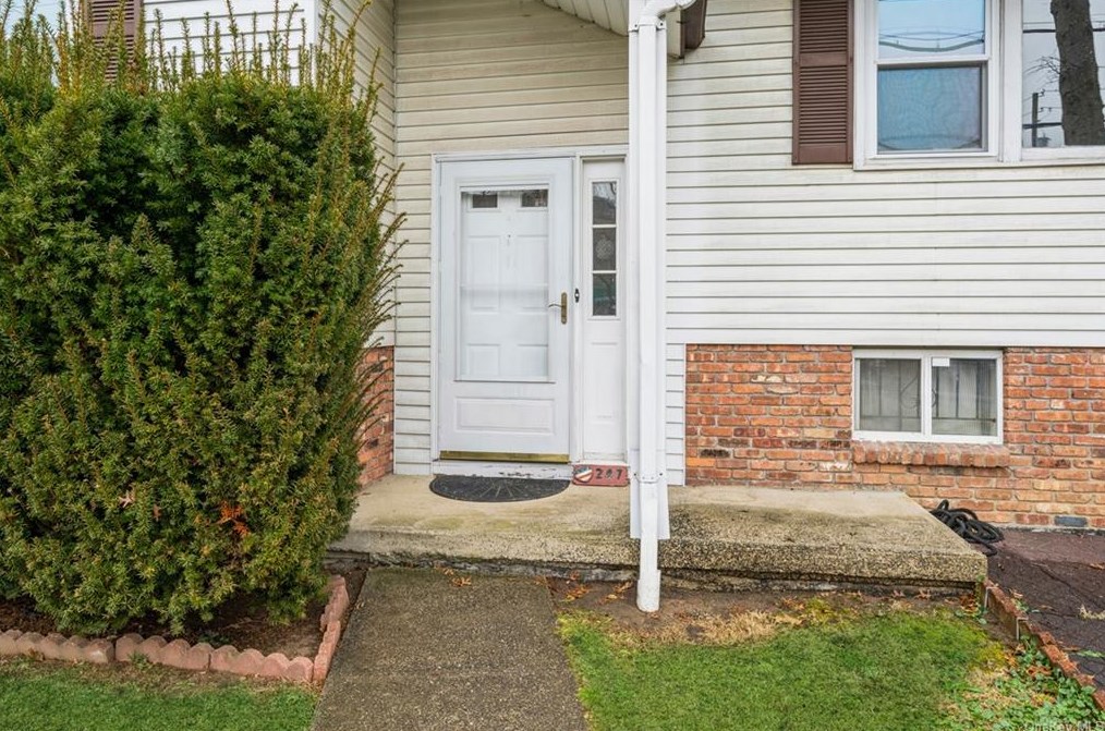 247 Farragut Ave, Yonkers, NY 10706-3519