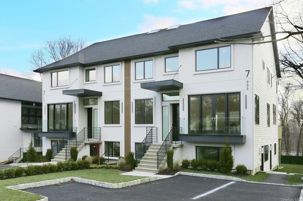 7 Miele Rd #202, Chestnut Ridge, NY 10952