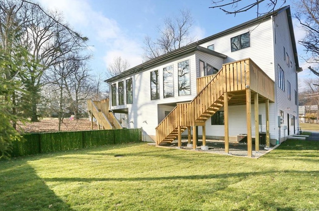 7 Miele Rd, Chestnut Ridge NY  10952-3904 exterior