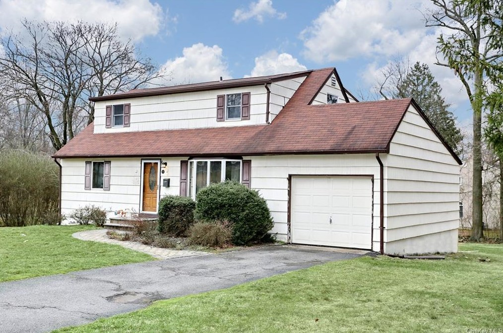 9 Spruce Ln, West Nyack, NY 10994