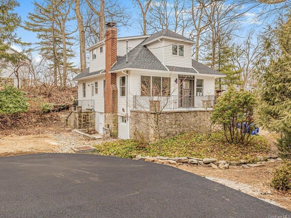 20 Tanglewylde Rd, Lake Peekskill, NY 10537-1030