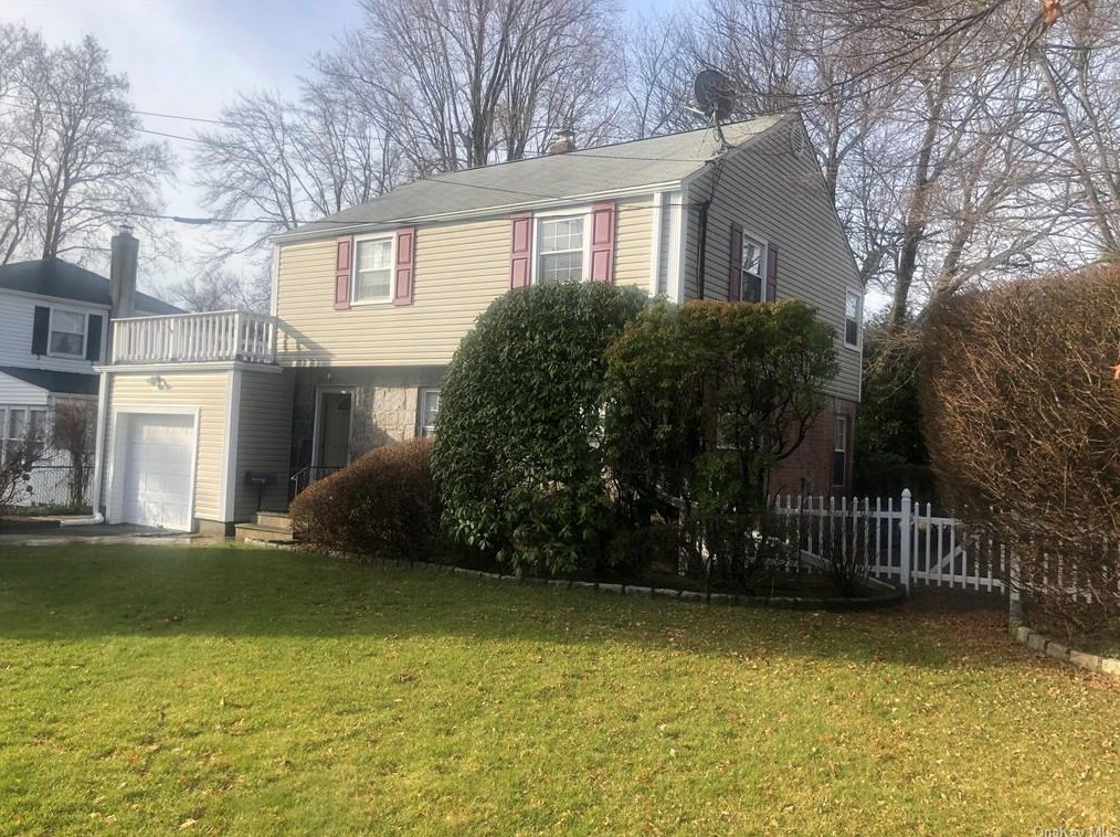 242 Concord Rd, Yonkers, NY 10710-1823